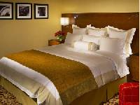 �Facelifting� vorgesehen: demn�chst bei Marriott - h�lzernes Kopfteil reicht von Nachtschr�nkchen zu Nachtschr�nkchen und bietet integrierte Leselampen