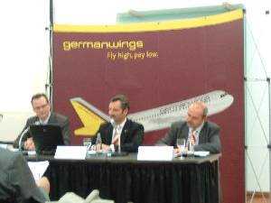 Germanwings-Gesch�ftsf�hrer Andreas Bierwirt und Joachim Klein verk�nden gemeinsam mit Pressesprecher Heinz Joachim Sch�ttes in K�ln die Einf�hrung des neuen Vielfliegersystems
